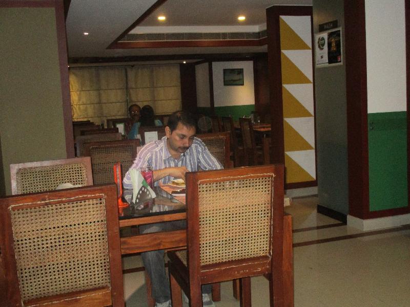 Hotel Treebo Trend Time Square Marine Drive Kochi Exterior foto
