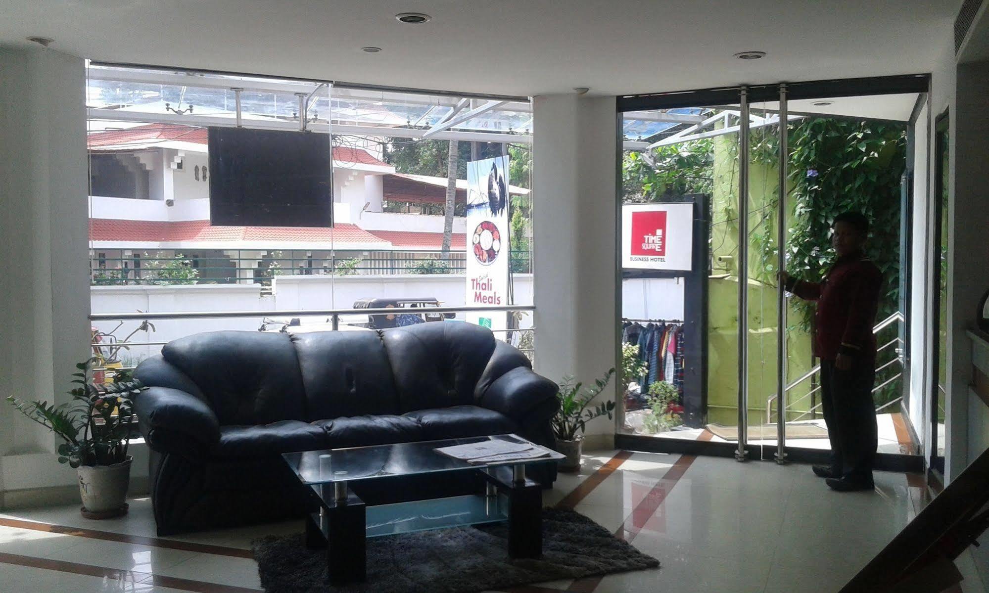 Hotel Treebo Trend Time Square Marine Drive Kochi Exterior foto
