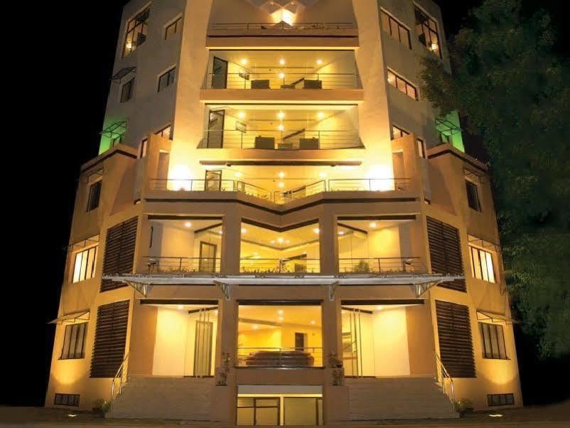 Hotel Treebo Trend Time Square Marine Drive Kochi Exterior foto